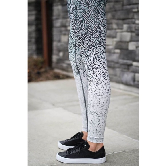 RARE Lululemon Wunder Under Nulux Dazzle Hi-Rise 28” Size 4 - Picture 3 of 14